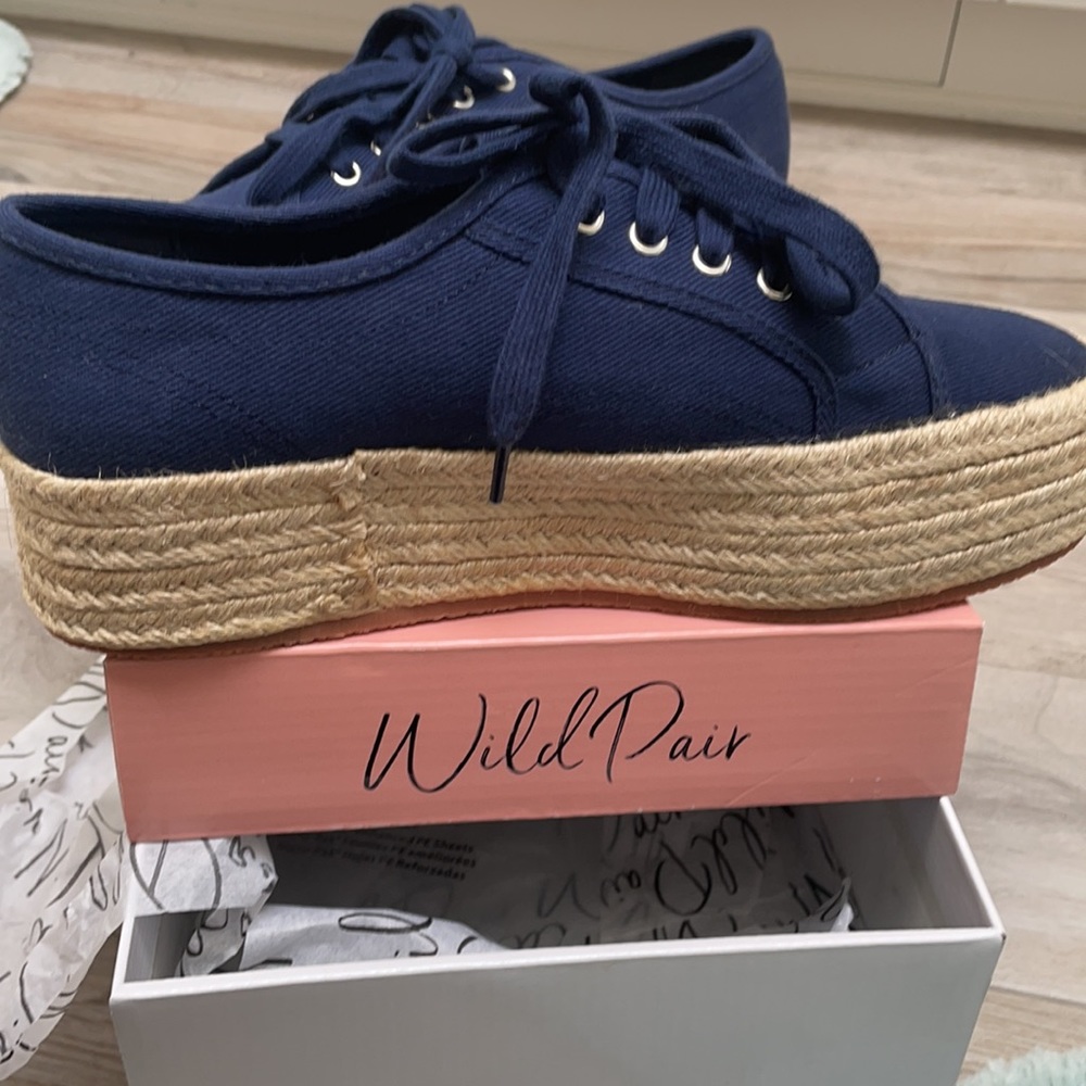 Brand NWT wild pair dk blue canvas platform shoes